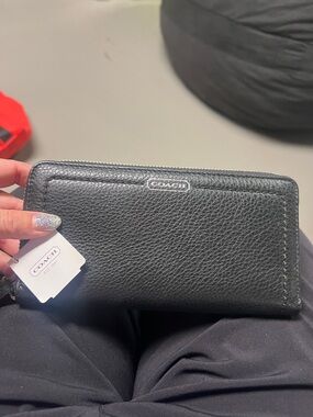 NWT Classic Coach Black Pebbled Leather Zip-Around Wallet